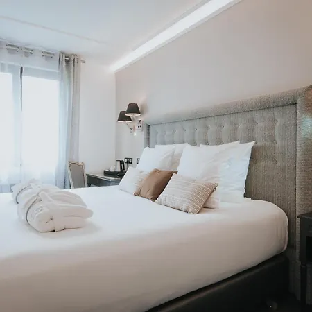 Henry Ii Centre Hotel