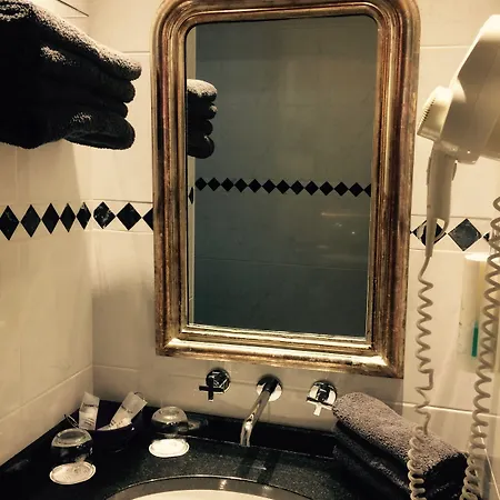 Henry Ii Centre Hotel 4*