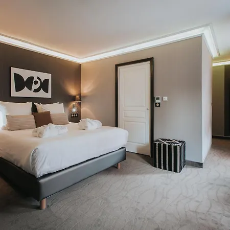 亨利二世宝纳中央酒店 4*