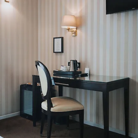 Henry Ii Centre Hotel 4*