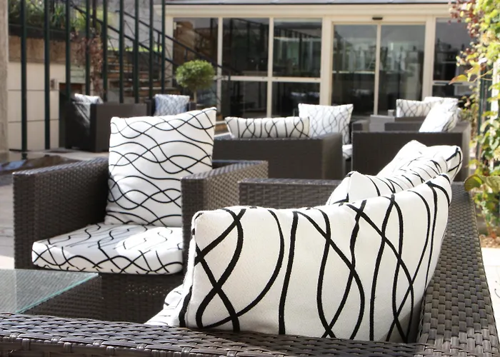 亨利二世宝纳中央酒店 4*