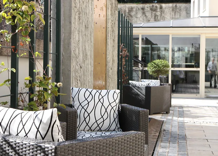 亨利二世宝纳中央酒店 4*