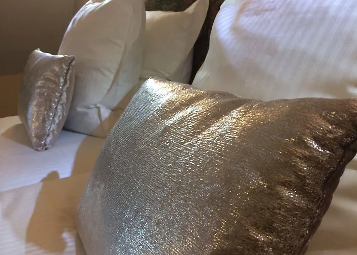 Henry Ii Centre Hotel