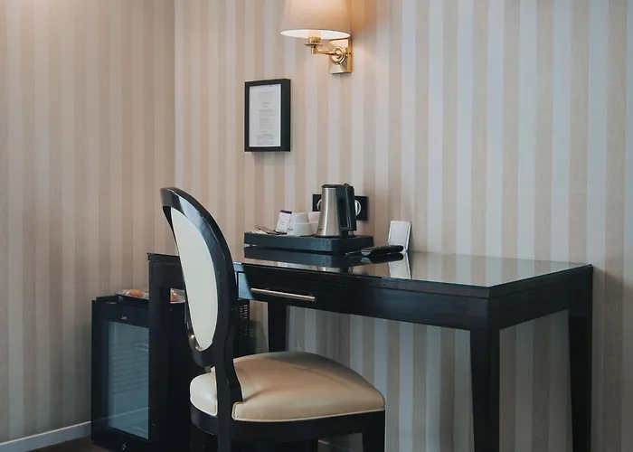 Henry Ii Centre Hotel 4*